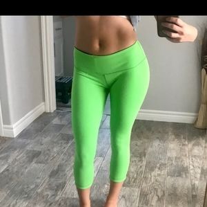 Lululemon 🍋 green / black size 4  cropped pants